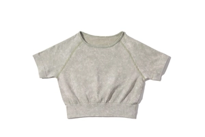 Dettaglio del crop top senza cuciture verde chiaro marmorizzato con bordo a coste