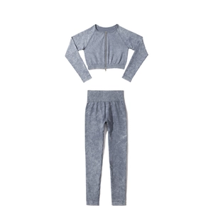 Detail von säuregewaschenem nahtlosem Yoga-Set mit Reißverschlussoberteil und High Waist Leggings