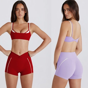 Ensemble de yoga femme avec short taille croisée et brassière à doubles bretelles
