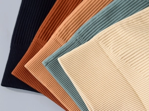 Nahaufnahme von nahtlosem Rippstrick-Yoga-Outfit in verschiedenen Farben und Textur