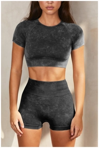 Texture détaillée du crop top de yoga sans couture gris foncé et du short taille haute
