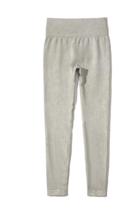 Dettaglio dei leggings da yoga senza cuciture a vita alta con trama marmorizzata grigio-verde