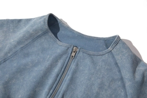 Detail eines blauen gerippten Yoga-Tops mit Metallreißverschluss und nahtlosem Stoff