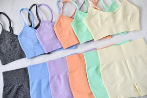 Détail à plat d'ensembles de yoga sans couture côtelés en six couleurs pastel douces