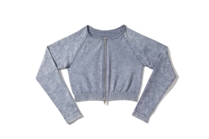 Dettaglio del crop top yoga senza cuciture lavaggio acido con zip e polsini a coste