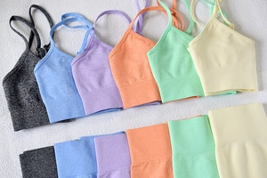 Ensembles de yoga sans couture aux couleurs macaron à plat sur fond blanc texturé