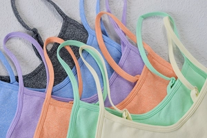 Détail de caracos de sport sans couture en plusieurs couleurs pastel vibrantes