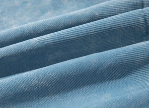 Makroaufnahme der nahtlosen Rippstruktur und des weichen blauen Strickstoffs der Yogakleidung