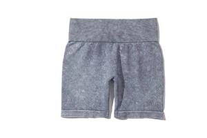 Dettaglio dei pantaloncini da yoga a vita alta senza cuciture in maglia grigio acido