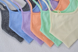 Détail de la texture en maille côtelée sans couture sur des soutiens-gorge de sport colorés