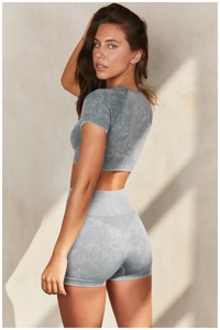 Détail de l'ensemble de yoga sans couture avec crop top gris et short taille haute délavé