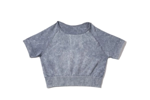 Dettaglio del crop top senza cuciture effetto lavaggio acido con orlo a coste per il fitness