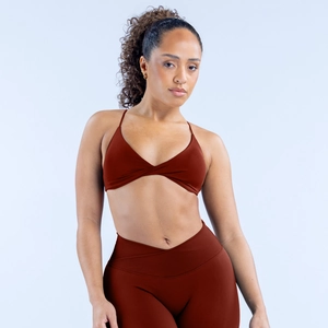 Detail eines nahtlosen Yoga-Bras mit dünnen Trägern und Rippenstruktur in dunklem Kastanienbraun