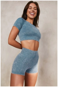 Détail du short taille haute et texture en maille côtelée de l'ensemble de yoga bleu