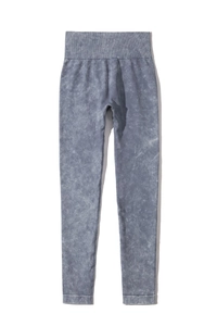Dettaglio dei leggings da yoga a vita alta senza cuciture con trama marmorizzata blu