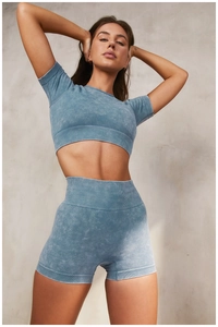 Détail d'un ensemble de yoga en maille délavée avec crop top et short taille haute