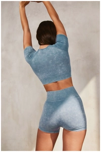 Détail de l'ensemble de yoga bleu sans couture avec short taille haute et haut court