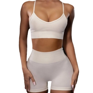 Ensemble de yoga sans couture côtelé avec brassière col en V et short à taille haute