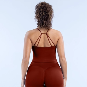 Vue arrière du soutien-gorge de sport yoga sans couture rouge brique et legging assorti