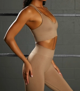 Detail of seamless high waist yoga leggings and V-neck sports bra in coffee brown