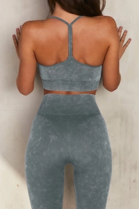 Dettaglio del set yoga grigio senza cuciture con reggiseno vogatore e leggings a vita alta