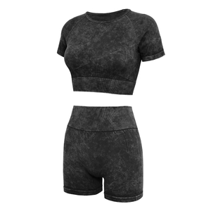 Détail du tissu côtelé à effet délavé à l'acide sur l'ensemble short et haut court yoga