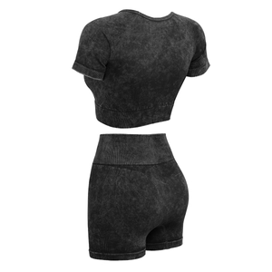 Détail de l'ensemble haut court sans couture et short de sport gris anthracite à effet délavé