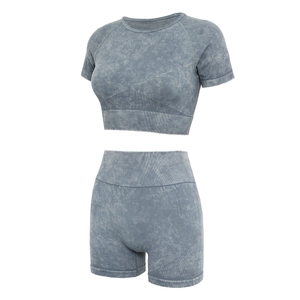 Détail d'un ensemble de yoga délavé montrant la ceinture côtelée et la texture