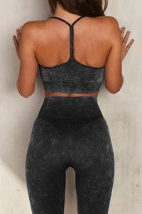 Vista posteriore dettagliata del set yoga senza cuciture con leggings a vita alta a coste