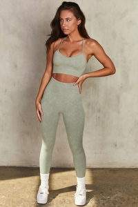 Dettaglio completo completo yoga senza cuciture grigio-verde con reggiseno a V e leggings alti
