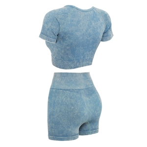 Détail de l'ensemble de yoga bleu délavé avec short taille haute et texture de crop top