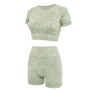 Détail du haut et du short de yoga vert délavé avec ceinture à bord-côte extensible