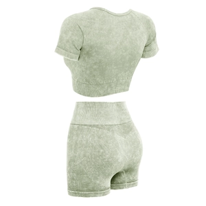 Vue arrière d'un ensemble de yoga vert olive délavé avec short taille haute et crop top