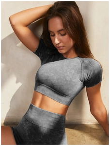 Dettaglio del set da yoga grigio lavato con crop top a coste e pantaloncini senza cuciture