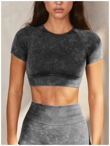 Dettaglio del set yoga senza cuciture grigio scuro con trama a costine e vestibilità slim
