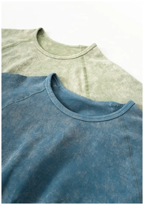 Détail macro de la texture délavée à l'acide sur les t-shirts de yoga à manches raglan