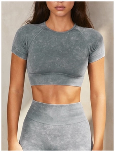 Dettaglio del set yoga senza cuciture con polsini a costine ed effetto stone wash grigio