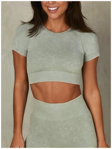 Vista dettagliata del crop top da yoga senza cuciture verde oliva e dei leggings a costine