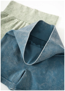 Détail à plat de shorts de yoga taille haute avec texture marbrée et délavage minéral