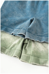 Détail du short de yoga sans couture côtelé avec texture délavée et coutures renforcées