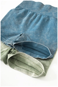 Détail du short de yoga sans couture à taille haute avec ceinture côtelée et fini délavé