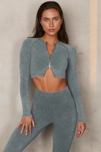 Dettaglio del set da yoga senza cuciture effetto lavato con maglia a maniche lunghe e leggings