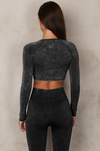 Vista posteriore del set da yoga senza cuciture grigio antracite con maglia a maniche lunghe