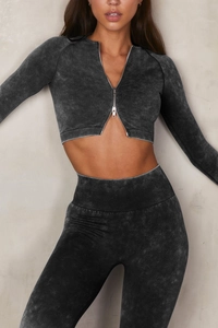 Dettaglio completo completo yoga grigio scuro senza cuciture con top corto con zip