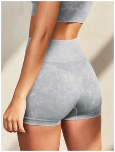 Dettaglio della trama del top da yoga senza cuciture e degli shorts mineral wash