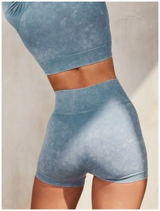 Dettaglio degli shorts da yoga senza cuciture effetto acid wash con vita alta e cucitura a V