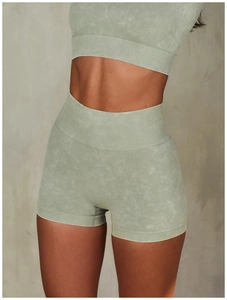 Dettaglio dei pantaloncini da yoga senza cuciture verde salvia con vita alta a coste