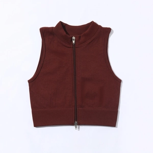 Détail du crop top de yoga sans couture en maille côtelée avec double zip et col montant