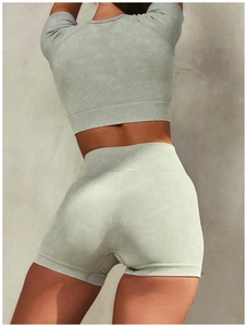 Dettaglio del set da yoga senza cuciture con trama lavata e vita a coste sugli shorts