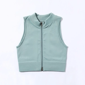 Détail du gilet de yoga côtelé bleu clair sans couture avec col montant et fermeture éclair